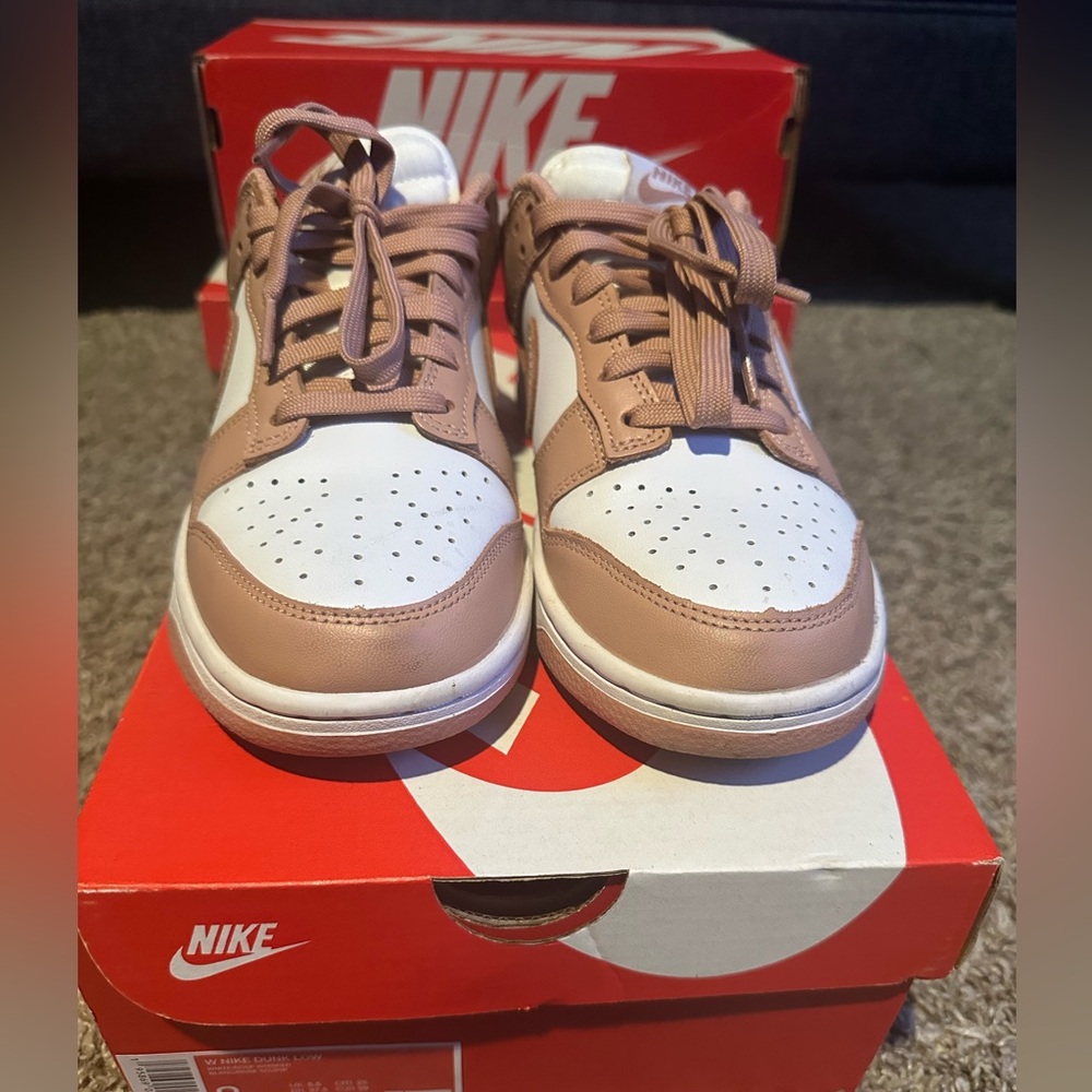 Nike Dunk Low Women Size 8
White/Rose Whisper
Blanc/Rose Soupir